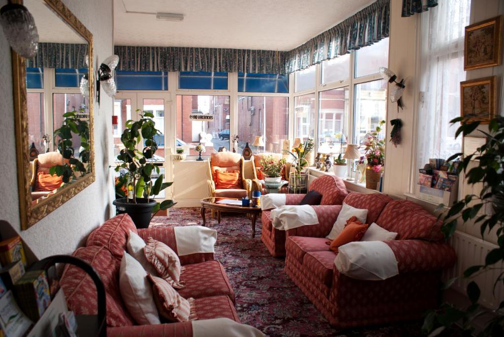 The Highfield Private Hotel Blackpool Bagian luar foto