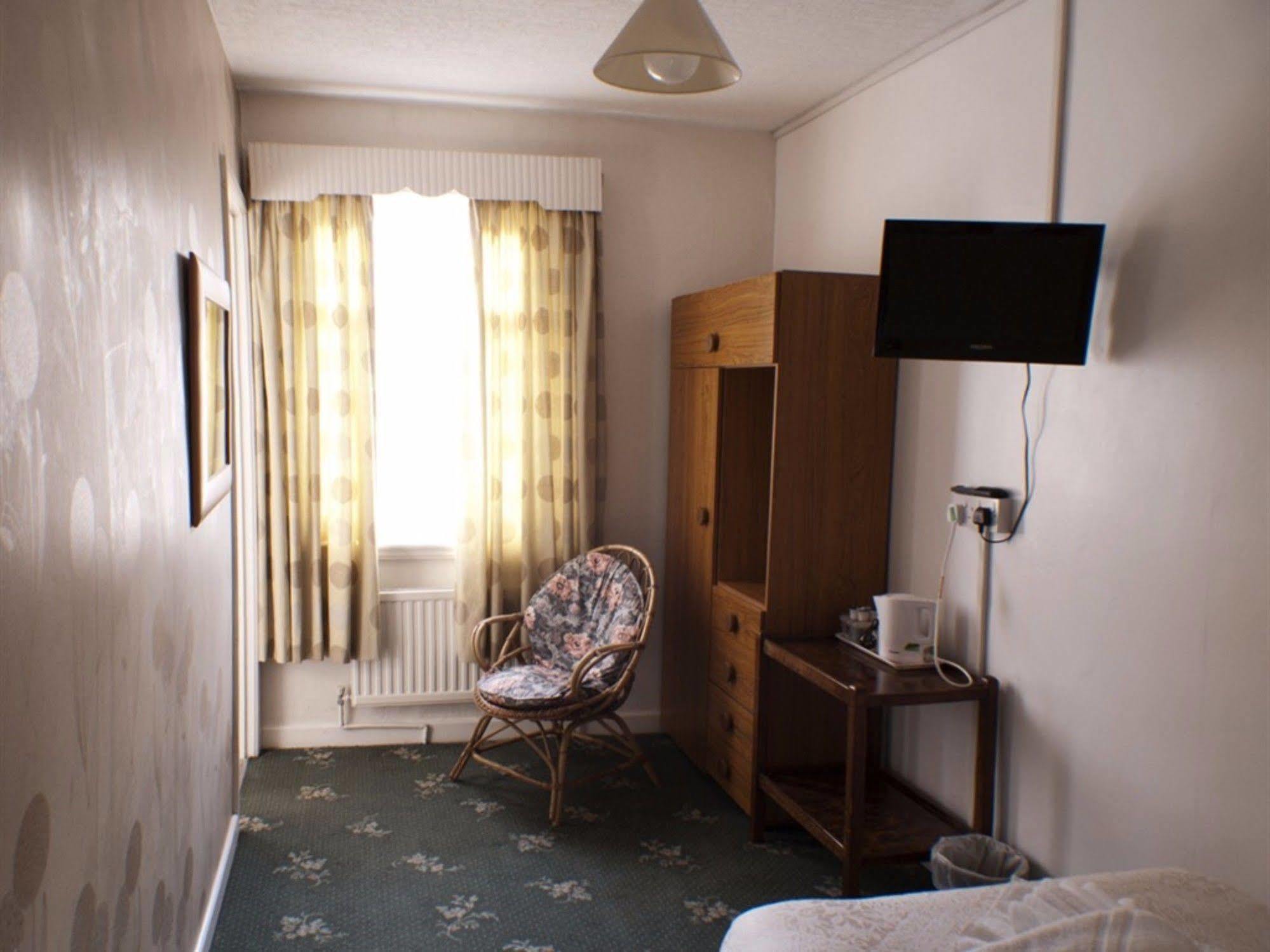 The Highfield Private Hotel Blackpool Bagian luar foto