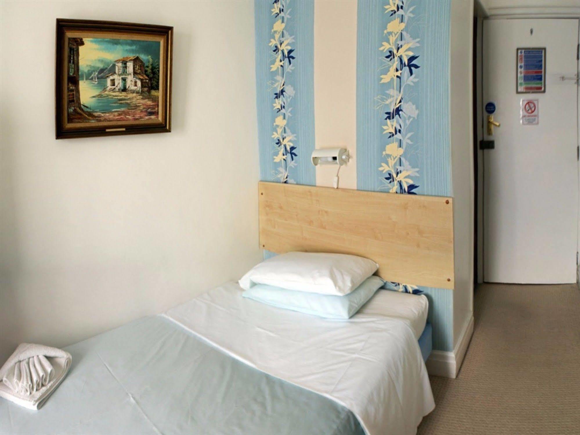 The Highfield Private Hotel Blackpool Bagian luar foto