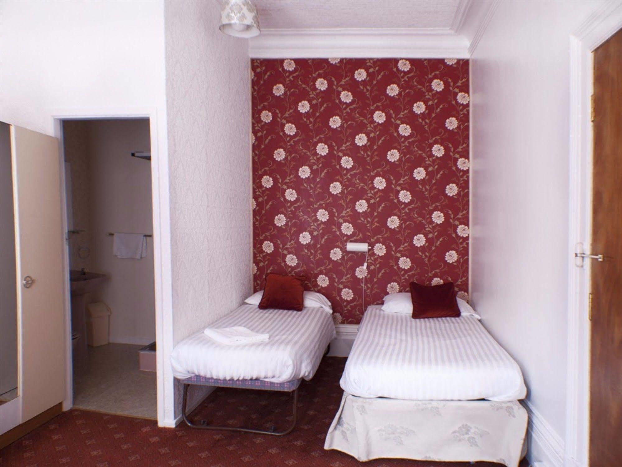 The Highfield Private Hotel Blackpool Bagian luar foto