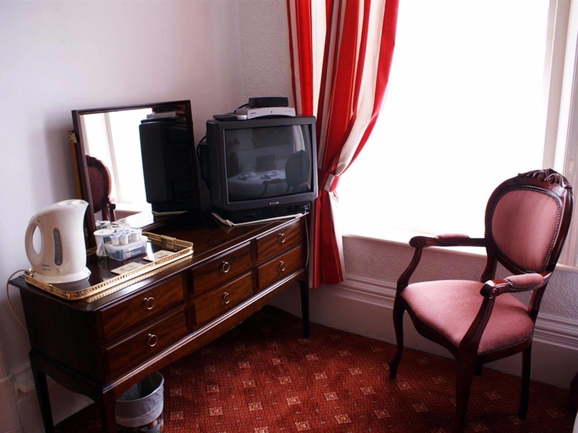 The Highfield Private Hotel Blackpool Bagian luar foto