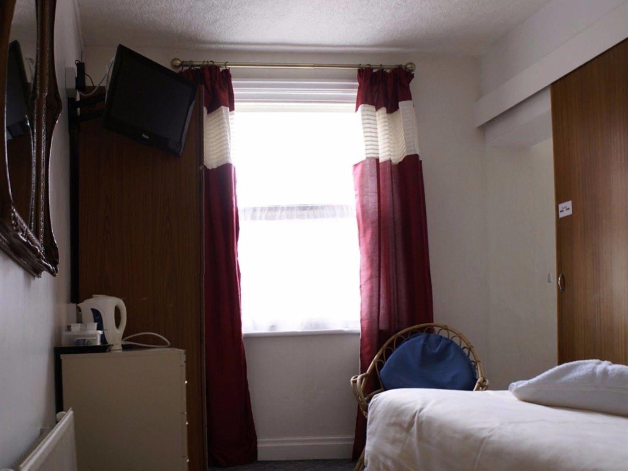 The Highfield Private Hotel Blackpool Bagian luar foto