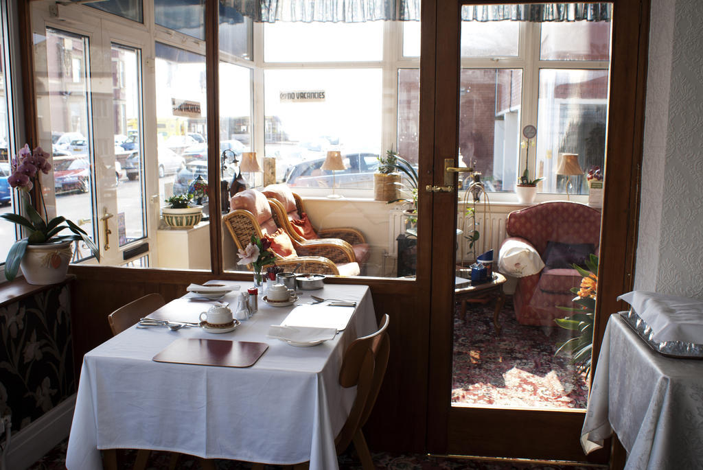 The Highfield Private Hotel Blackpool Bagian luar foto