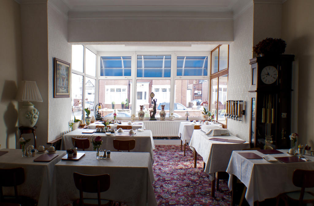 The Highfield Private Hotel Blackpool Bagian luar foto