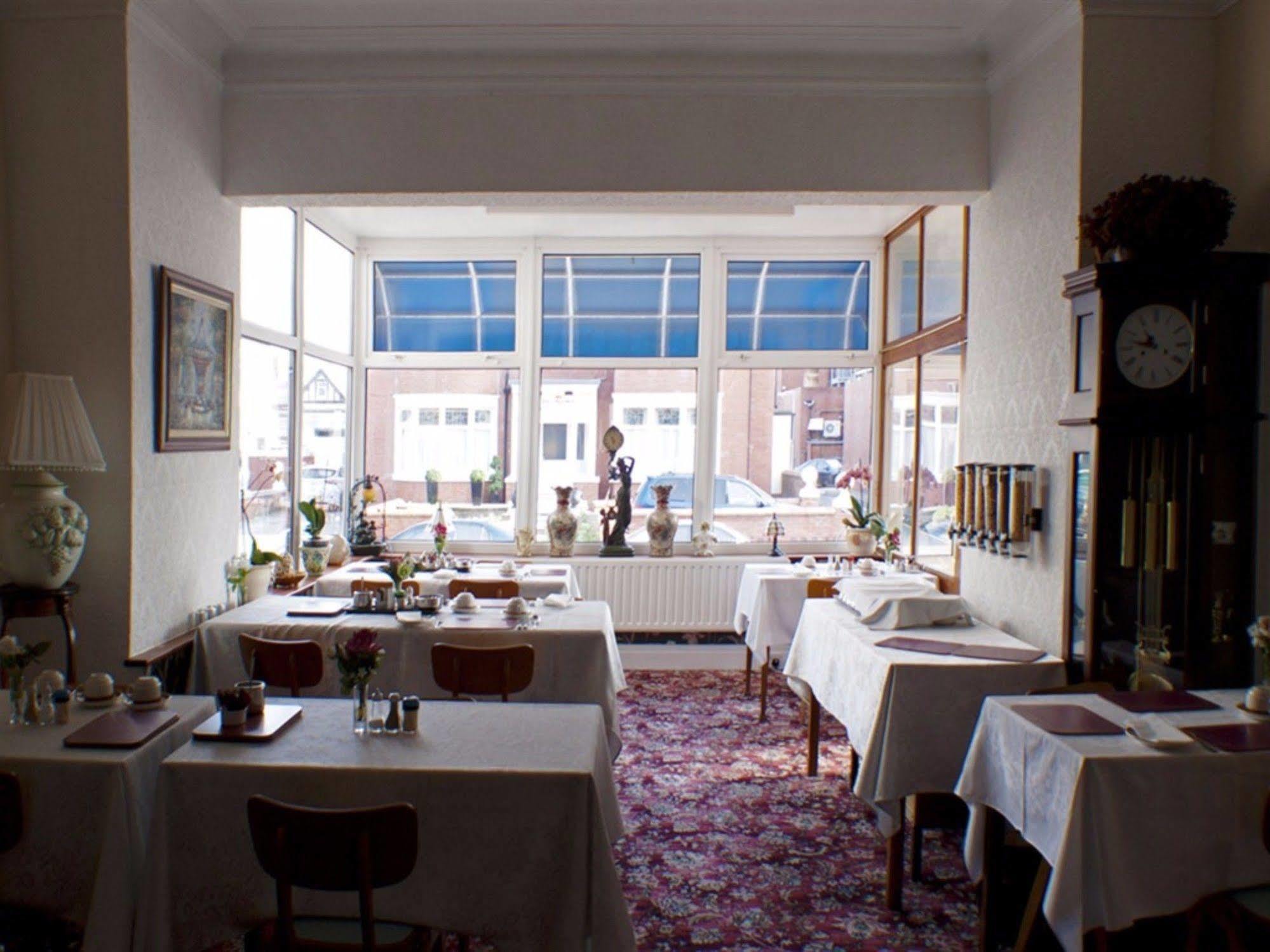 The Highfield Private Hotel Blackpool Bagian luar foto
