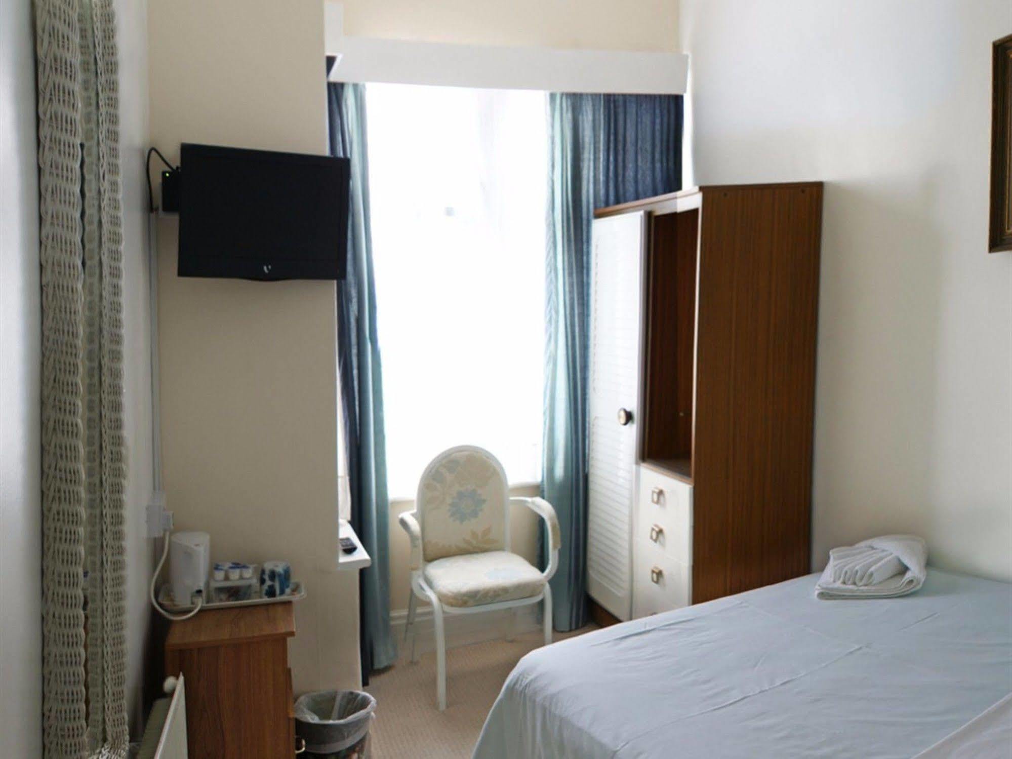 The Highfield Private Hotel Blackpool Bagian luar foto